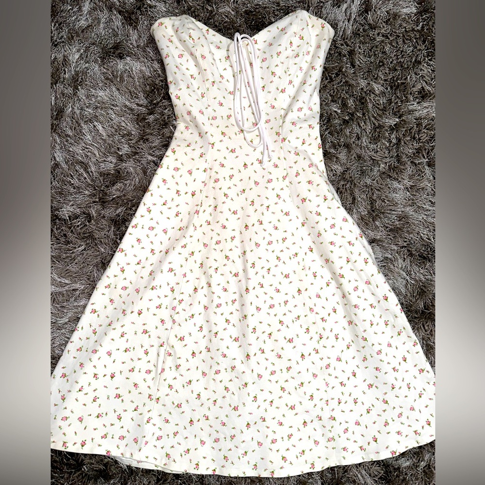 Betsey Johnson, vintage white cotton stretch, mini rose dress. Woman’s Small💐